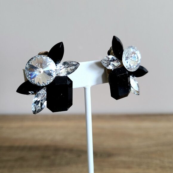 Large Lucite/plastic black and clear glass 1980s clip on earrings. - Picture 2 of 5